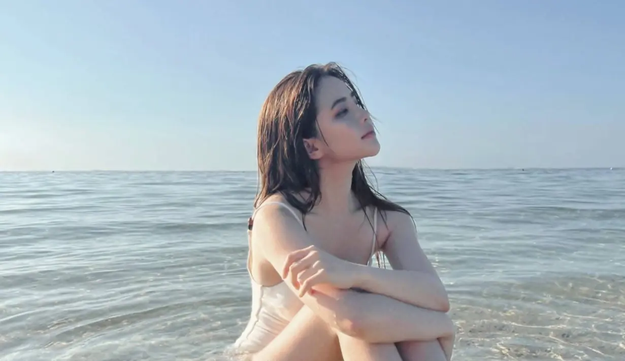 Di sela kesibukannya dalam menjalani kuliah, seleb yang beberapa kali masuk nominasi Wanita Tercantik Di Dunia versi TC Candler ini kerap jalani liburan ke pantai. Dalam momen liburannya, pemain film Breathe The Love ini kerap mencuri perhatian. (Liputan6.com/IG/@agatha_chelsea)
