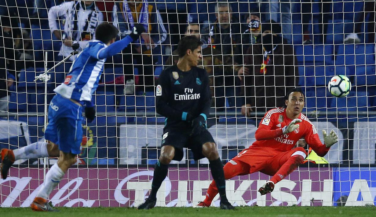 Kiper Real Madrid, Keylor Navas, berusaha menangkap bola tendangan striker Espanyol, Gerard Moreno, pada laga La Liga di Stadion RCDE, Barcelona, Selasa (27/2/2018). Espanyol menang 1-0 atas Real Madrid. (AP/Manu Fernandez)