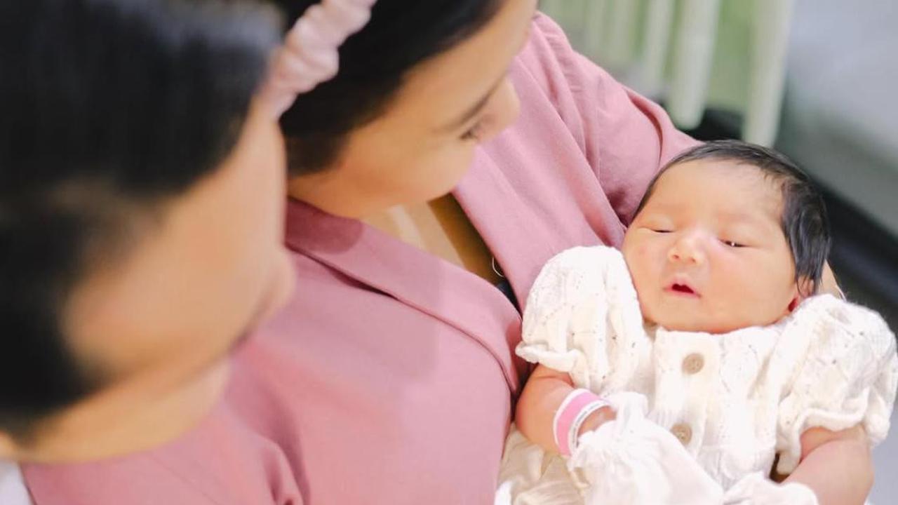 Kiky Saputri dan Suami Gendong Anak Pertama, Potret Kebahagiaan Keluarga Kecil Mereka
