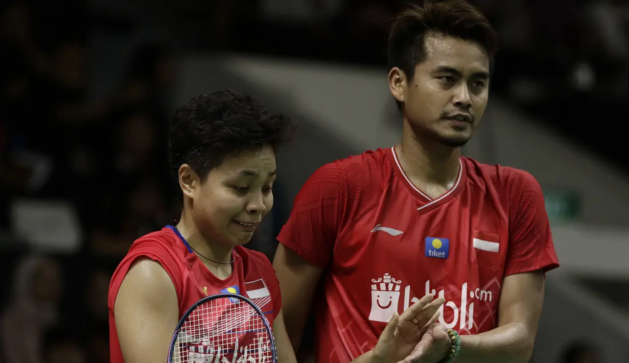 Ganda campuran Indonesia, Tontowi Ahmad/Apriyani Rahayu, saat menghadapi ganda Inggris, Chris Adcock/Gabrielle Adcock, pada laga Indonesia Masters 2020 di Istora, Jakarta, Kamis (16/1). Tontowi/Apriyani kalah 9-21, 12-21. (Bola.com/Yoppy Renato)