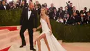 Aktor Jason Statham bersama sang kekasih, Rosie Huntington - Whiteley tiba bersamaan di ajang Met Gala bertemakan 'Manus x Machina: Fashion In An Age of Technology' yang digelar di Metropolitan Museum of Art, New York, Senin (2/5). (REUTERS/Lucas Jackson)
