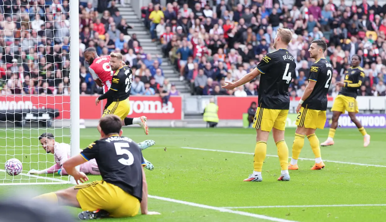 Gol-gol Brentford dicetak oleh Igor Thiago dan Mathias Jensen. Sementara itu gol Man United dihasilkan Benjamin Sesko. (Maja Smiejkowska/PA via AP)