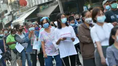 Orang-orang antre untuk menjalani tes COVID-19 di Provinsi Samut Sakhon, Thailand, pada 22 Desember 2020. Jumlah kasus COVID-19 di Thailand terus meningkat pada Selasa (22/12), dengan laporan kenaikan 427 kasus dibandingkan hari sebelumnya. (Xinhua/Rachen Sageamsak)
