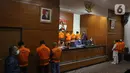 Wakil Ketua KPK Alexander Marwata jumpa pers terkait penahanan anggota DPRD Muara Enim di Gedung KPK, Jakarta, Kamis 30/09/2021). Sebanyak 10 anggota DPRD Muara Enim ditahan terkait dugaan suap pengadaan barang dan jasa di Dinas PUPR dan pengesahan APBD tahun 2019. (Liputan6.com/Herman Zakharia)