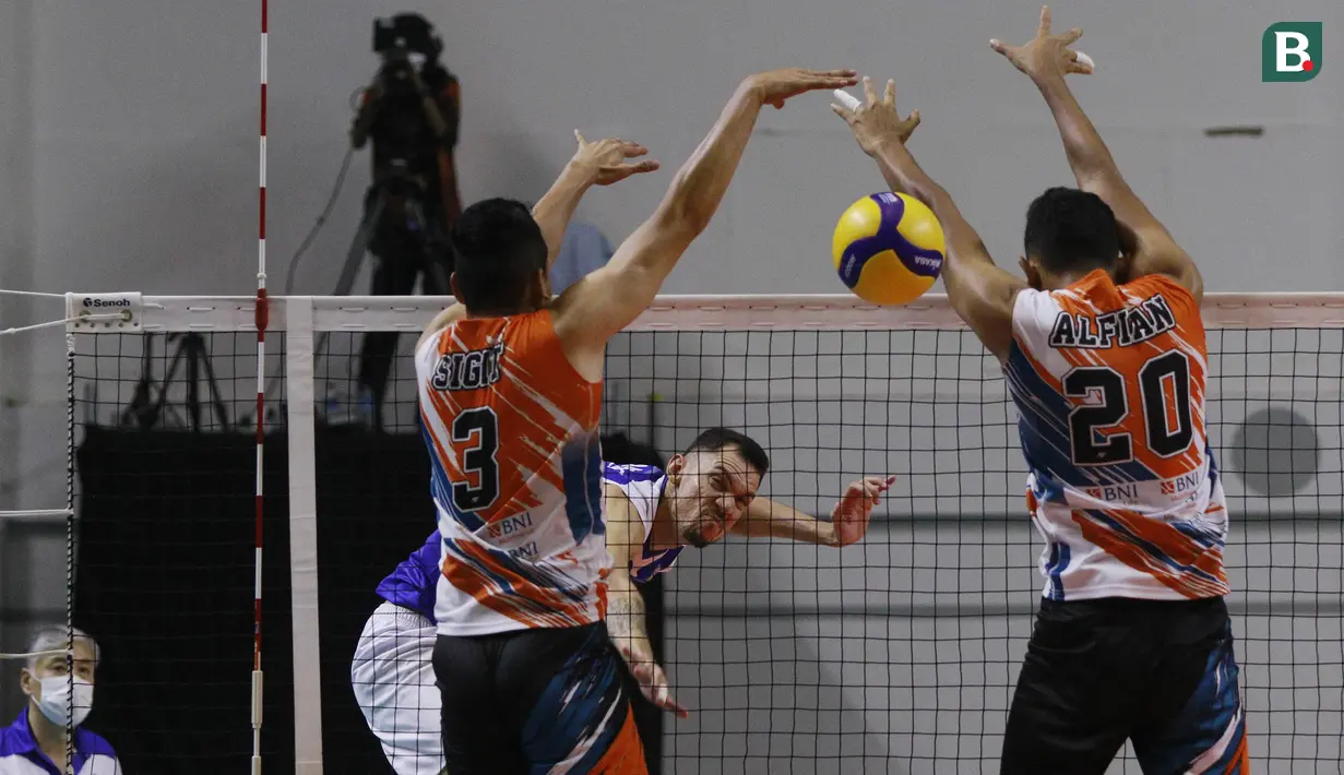 Pemain Bogor LavAni, Leonardo (depan) berusaha memasukkan bola saat melawan Jakarta BNI 46 pada laga seri pertama final four PLN Mobile Proliga 2022 di Padepokan Bola Voli Sentul, Jumat (11/3/2022). Bogor LavAni menang 3-0 dengan skor 25-19, 25-13, 25-11. (Bola.com/M Iqbal Ichsan)
