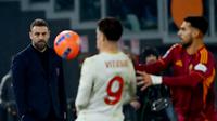 Pelatih Genoa asal Italia, Daniele De Rossi, bereaksi di akhir pertandingan Serie A Italia antara AS Roma dan Genoa di Stadion Olimpiade di Roma, Selasa (30-12-2025) dini hari WIB. (Filippo MONTEFORTE/AFP)