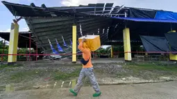 Kantor pengurangan bencana setempat melaporkan bahwa seorang wanita dari Kota Tagum di Provinsi Davao del Norte tewas ketika tembok rumahnya runtuh. Suami dan anaknya terluka. (AP Photo/Ivy Marie Mangadlao)