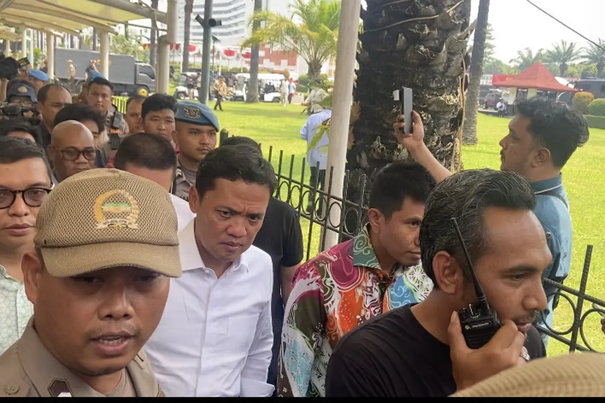 Wakil Ketua Komisi III DPR RI Habiburokhman menemui massa pendemo di depan Gedung DPR RI, Senayan Jakarta.