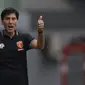 Pelatih Perseru Badak Lampung FC, Milan Petrovic, saat melawan Bhayangkara FC pada laga Liga 1 2019 di Stadion Patriot, Bekasi, Jumat (16/8). Bhayangkara FC takluk 0-1 dari Badak Lampung FC. (Bola.com/M Iqbal Ichsan)