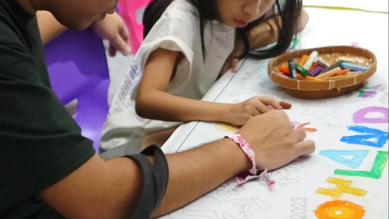 Mulai dari menggambar, mewarnai, face painting sampai berinteraksi dengan pengunjung kecil lain di area itu.