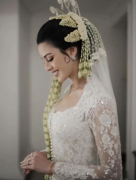 Didiet Maulana menuliskan bahwa kebaya ini merupakan permintaan dari Susan Sameh, untuk menonjolkan ciri khas busana pernikahan tanah Parahyangan. [Foto: Instagram/didietmaulana]