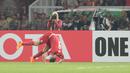 Marko Simic melakukan salto usai membobol gawang Tampines Rovers pada laga Piala AFC 2018 di Stadion Utama GBK, Senayan, Jakarta (28/2/2018). Simic mencetak tiga gol untuk Persija. (Bola.com/Nick Hanoatubun)