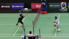 Vincent Rompies (kanan) melawan Valentino Simanjuntak (kiri) pada acara Vindes Sport bertajuk Tepok Bulu 2022 di Mahaka Square, Jakarta, Minggu (3/7/2022). Vincent Rompies mengalahkan Valentino Simanjuntak dengan skor 21-12 dan 22-20. (Liputan6.com/Herman Zakharia)