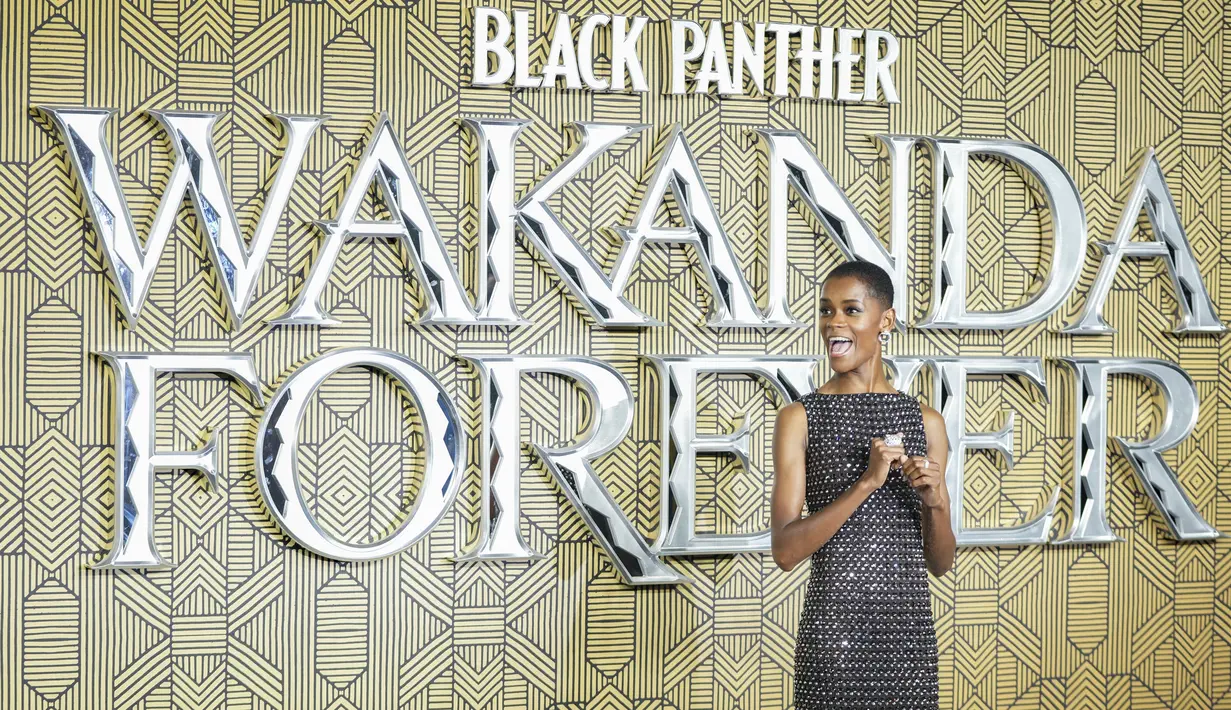 Letitia Wright berpose saat tiba menghadiri pemutaran perdana film 'Black Panther: Wakanda Forever' di London, Kamis, 3 November 2022. Aktris berusia 29 tahun itu tampil memukau saat memamerkan sosoknya dalam balutan gaun hitam berhiaskan kristal. (Photo by Scott Garfitt/Invision/AP)