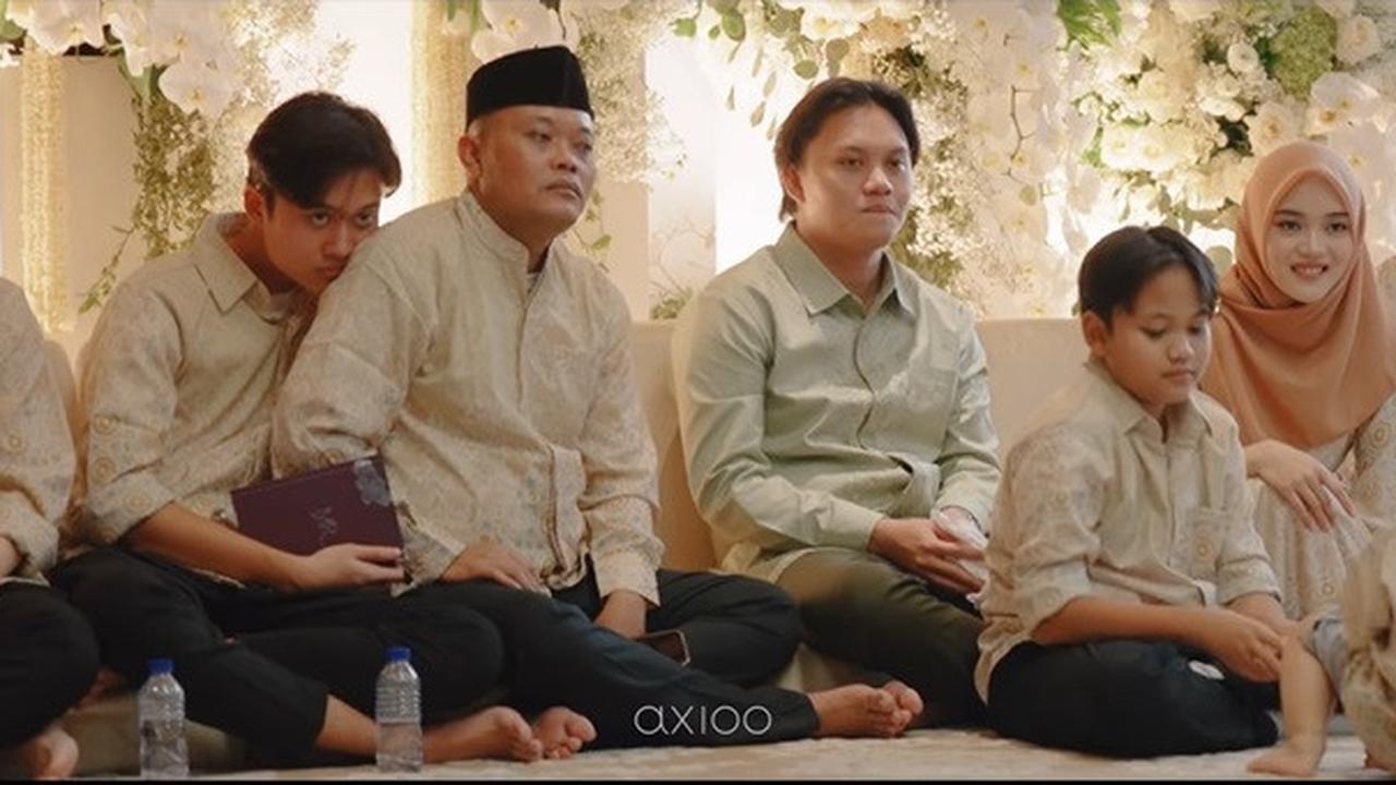 Keluarga Sule Terlihat Mengenakan Seragama Yang Serasi