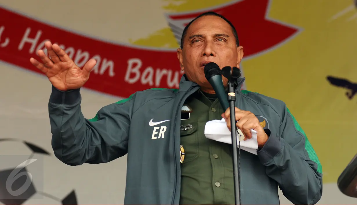 Ketua Umum PSSI, Edy Rahmayadi memberi sambutan jelang dimulainya invitasi sepakbola antar forum wartawan di Jakarta, Rabu (10/5). Invitasi diikuti delapan forum pewarta seJakarta dan berlangsung hingga 14 Mei. (Liputan6.com/Helmi Fithriansyah)