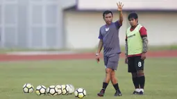 Pelatih Persita Tangerang, Widodo C. Putro, memberikan instruksi saat latihan di Stadion Sport Center, Tangerang, Selasa (28/5). Latihan ini persiapan jelang laga Liga 2 2019. (Bola.com/Vitalis Yogi Trisna)