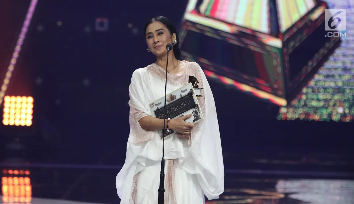 Aktris Ayu Laksmi memberi sambutan usai menerima penghargaan dalam acara IBOMA 2018 di STUDIO 6 EMTEK CITY, Jakarta, Jumat (23/3/2018). Ayu menggondol penghargaan pada kategori pemeran pendukung wanita terbaik. (Liputan6.com/Herman Zakharia)