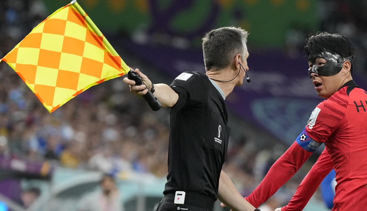 Son Heung-min. Sayap kiri Korea Selatan berusia 30 tahun ini baru menjalani satu laga di Grup H melawan Uruguay pada matchday pertama (24/11/2022) dengan menggunakan topeng dan tampil penuh selama 90 menit. Hasilnya, Korea Selatan mampu menahan imbang 0-0 Uruguay dan sementara menempati posisi kedua Grup H. (AP/Lee Jin-man)