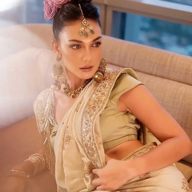 7 Pesona Luna Maya Dalam Busana India Ini Curi Perhatian