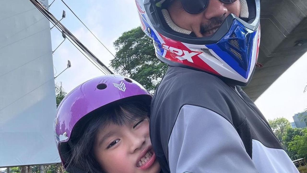 Yaya juga menampilkan ekspresi kocak seolah-olah wajahnya akan penyok jika sang papa mengerem mendadak, menambah keceriaan dalam momen tersebut. Lucu banget, deh!<br>