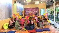 Para sukarelawan yang tergabung dalam Srikandi Ganjar DIY menggelar kegiatan pelatihan membuat buket balon untuk menambah kreativitas dan bakat milenial di Kabupaten Bantul, Yogyakarta, Minggu (26/2/2023).