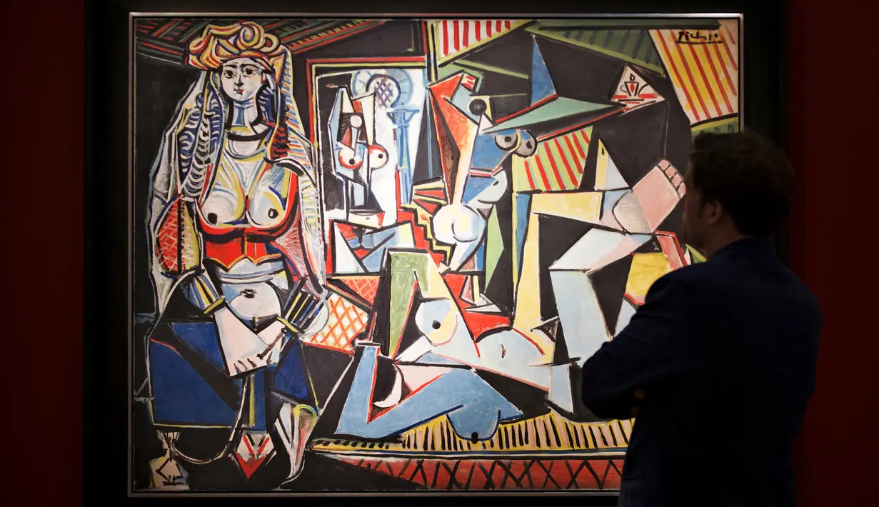 Seorang pria berdiri di depan lukisan karya Pablo Picasso berjudul ‘Women of Algiers’ di Balai Lelang Christie, New York, Senin (11/5/2015). Lukisan tersebut terjual seharga 179,3 juta dolar AS atau sekitar Rp 2,36 triliun. (REUTERS/Darren Ornitz)