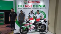 Pembalap LCR Honda, Johann Zarco, memamerkan livery baru di motornya yang akan digeber pada MotoGP Mandalika 2024, di Sirkuit Mandalika, Sabtu-Minggu (28-29/9/2024). (Bola.com/magang/Muhammad Luthfi Ma'ruf)
