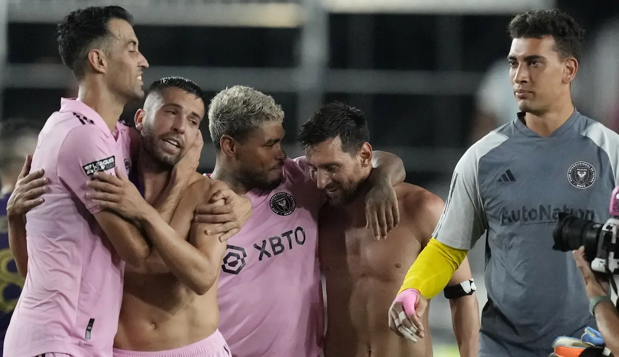 Pemain baru Inter Miami, Jordi Alba merayakan kemenangan bersama rekan-rekannya setelah laga 32 besar piala liga 2023 melawan Orlando City di DRV PNK Stadium, Florida, Amerika Serikat, Rabu (02/08/2023) waktu setempat. (AP Photo/Lynne Sladky)