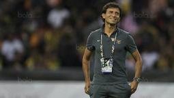 Pelatih Indonesia, Luis Milla, saat pertandingan melawan Malaysia pada laga semifinal Sea Games 2017 di Stadion Shah Alam, Selangor, Sabtu (26/8/2017). Malaysia menang 1-0 atas Indonesia. (Bola.com/Vitalis Yogi Trisna)