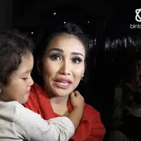 Ayu Ting Ting menceritakan saat dirinya diprotes oleh sang anak karena sibuk bekerja.