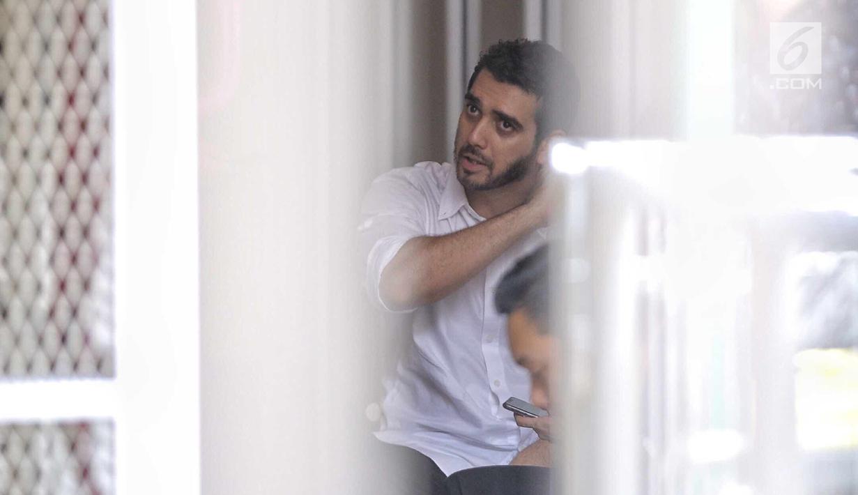 Aktor Fachri Albar menunggu sidang di ruang tahanan Pengadilan Negeri Jakarta Selatan, Selasa (5/6). Fachri Albar menjalani sidang lanjutan kasus narkoba dengan agenda mendengarkan tuntutan dari jaksa penuntut umum. (Liputan6.com/Faizal Fanani)