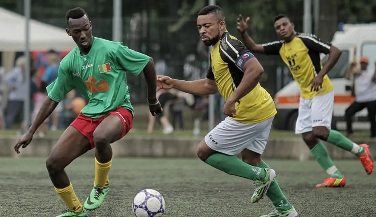 Suasana pertandingan antara Mali melawan Guinea dalam turnamen sepak bola untuk kaum migran dan orang asing bertajuk "Balon Mundial" yang dihelat 6 Juni-5 Juli 2015 di Turin, Italia. (AFP PHOTO/MARCO BERTORELLO)