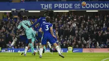 Pemain Brighton Danny Welbeck (kiri) mencetak gol ke gawang Chelsea pada pertandingan sepak bola Liga Inggris di Stadion Stamford Bridge, London, Inggris, 29 Desember 2021. Pertandingan berakhir 1-1. (AP Photo/Alastair Grant)