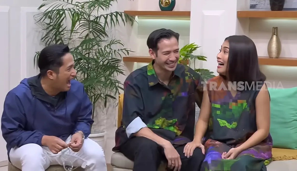 Meski dikenal anak Sultan, kakak Alshad Ahmad itu pernah merasakan masa sulit. Hal itu diungkapkan saat menjadi bintang tamu FYP belum lama ini. "Dulu juga katanya Tarra sama Gya pernah mengalami masa sulit. Anak Sultan pernah sulit?" tanya Irfan Hakim. [Youtube/TRANS7 OFFICIAL]