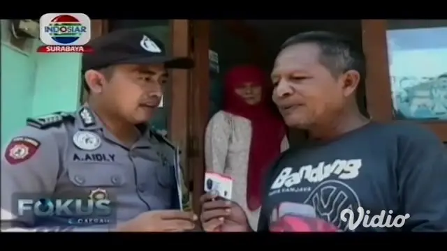 VIDEO: Polres Gresik Layani Penyerahan Smart SIM Langsung ke Rumah Pemohon
