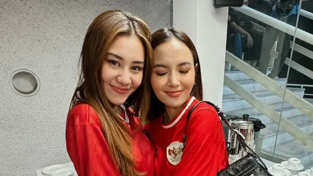 Aaliyah Massaid bersama dengan Mahalini menonton pertandingan timnas Indonesia