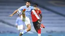 Striker Manchester City, Sergio Aguero, mengontrol bola saat melawan Southampton pada laga Liga Inggris di Stadion Etihad, Kamis (11/3/2021). City menang dengan skor 5-2.  (Gareth Copley/Pool via AP)