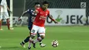 Penyerang Persija, Bambang Pamungkas berusaha melewati kawalan pemain Arema FC, Bagas Adi Nugroho saat laga lanjutan Liga 1 Indonesia di Stadion Patriot Candrabhaga, Bekasi, Jumat (2/6). Persija unggul 2-0 atas Arema FC. (Liputan6.com/Helmi Fithriansyah)