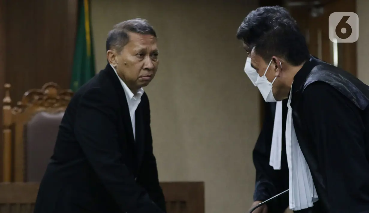 Mantan Dirut PT Pelindo II, Richard Joost Lino (kiri) usai sidang pembacaan putusan kasus dugaan korupsi pengadaan tiga unit QCC di PT Pelindo II tahun 2010, Pengadilan Tipikor, Jakarta, Selasa (14/12/2021). RJ Lino divonis empat tahun penjara, denda Rp500 juta. (Liputan6.com/Helmi Fithriansyah)