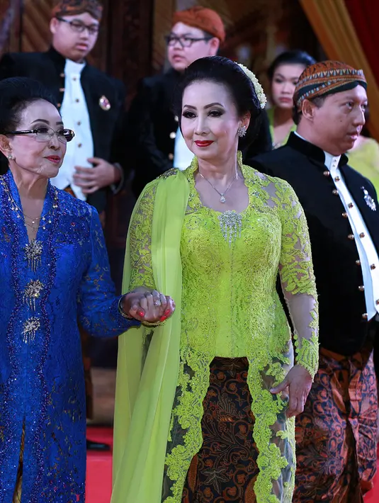 Beberapa tamu penting hadir dalam perayaan ulang tahun pendiri produk kosmetik Mustika Ratu. Dari menteri kabinet kerja dan para politisi terlihat menghadiri. Diantaranya, Rizal Ramli, Anies Baswedan,  dan Sudirman Said. (Deki Prayoga/Bintang.com)