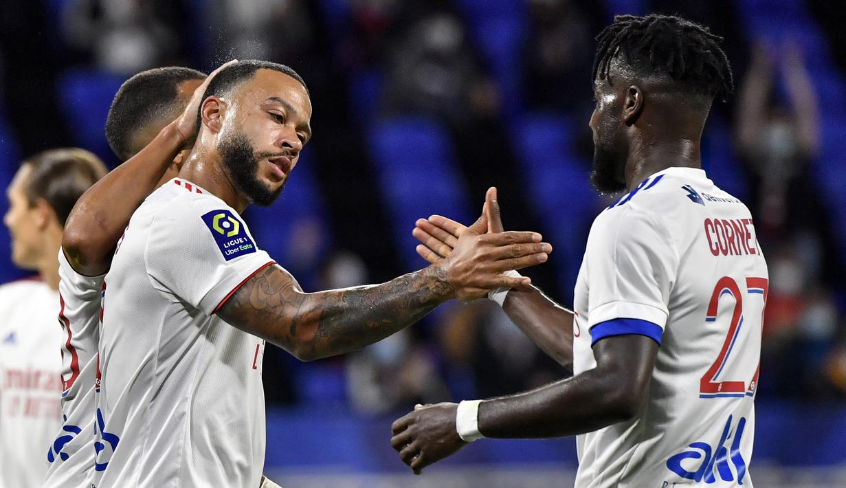 Penyerang Olympique Lyon, Memphis Depay, merayakan gol yang dicetaknya ke gawang Dijon pada laga Ligue 1 di Stadion Groupama, Sabtu (29/8/2020) dini hari WIB. Lyon menang 4-1 atas Dijon. (AFP/Philippe Desmazes)