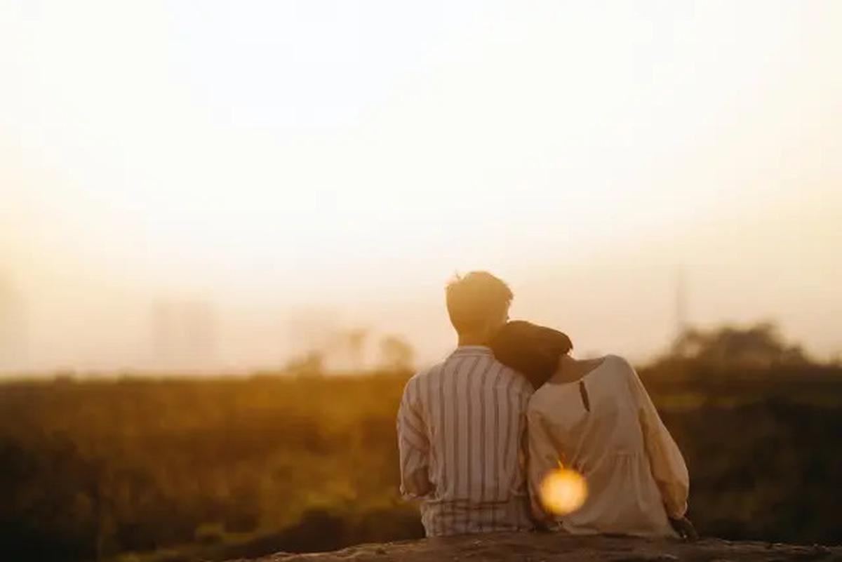 Cara Memancarkan Aura Positif, Pelajari Kunci yang Membuat Perempuan Lebih Menarik