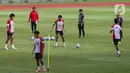 Para pemain Timnas Indonesia U-20 Indonesia saat melakukan sesi latihan terbuka di Stadion Madya, Kompleks Gelora Bung Karno, Senayan, Jakarta, Rabu (15/1/2025). (Liputan6.com/Angga Yuniar)