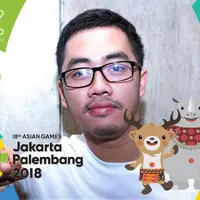Antusias Dennis Adhiswara beri dukungan untuk atlet bulutangkis Indonesia yang akan bertanding hari ini di babak final.