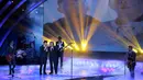 Saat Ariel Cs sedang membawakan lagu hits milik Bimbo berjudul 'Sajadah Cinta', tiba-tiba para personel NOAH dikagetkan dengan kehadiran penyanyi aslinya. (Adrian Putra/Bintang.com)