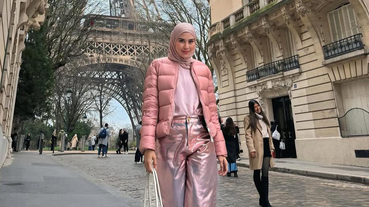 Cantik dan Modis, 5 Potret Syahnaz Sadiqah Liburan ke Paris Pakai Outfit Musim Dingin Serba Pink