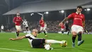 Gelandang Fulham Andreas Pereira (tengah) bersaing dengan bek Manchester United (MU) Lisandro Martinez pada pekan ke-16 Liga Inggris 2022/2023 di Craven Cottage, London, Minggu (13/11/2022).  Adapun Fulham tertahan di peringkat kesembilan dengan 19 poin dari 15 pertandingan.  (Photo by Glyn KIRK / AFP)