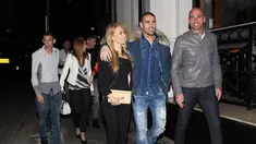 Angel Di Maria bersama istri, serta Victor Valdes dan tambatan hatinya melangkah memasuki Restoran San Carlo (EA Monn)