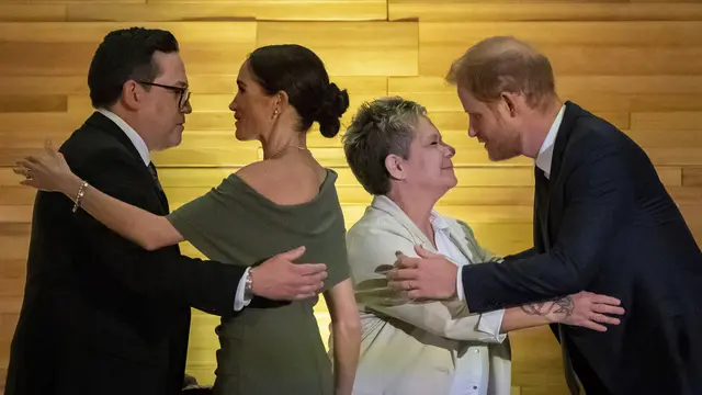4 Gaya Musim Dingin Meghan Markle Selama Kunjungan ke Kanada Bersama Pangeran Harry, dari Jaket Ski hingga Mantel Unta